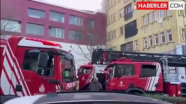 Güngören'de İş Yerinde Çıkan Yangına İtfaiye Müdahale Ediyor