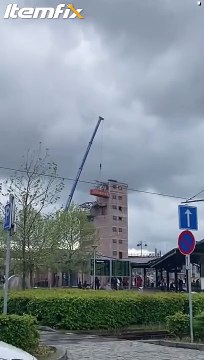 Ce conducteur de pelleteuse prend d'énormes risques... Chantier extrême