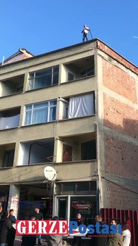 Gerze'de Çatıdan Atlamak İsteyen Bir Vatandaşı Gerze Belediye Başkanı Cevat Şensoy Kurtardı