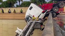 Resgate de camionista preso em camião pendurado de ponte