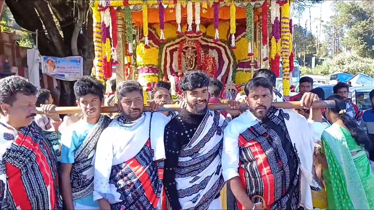 உதகையில் பாரம்பரிய உடை அணிந்து திருத்தேரை வடம் பிடித்து இழுத்த தோடர் இன மக்கள்