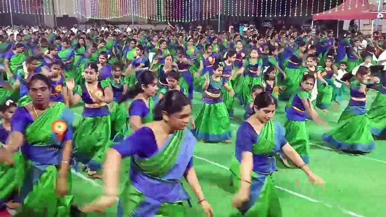 தாராபுரத்தில் கோலாகலமாக நடைபெற்ற பாரம்பரிய கும்மியாட்ட நிகழ்ச்சி; 400க்கும் மேற்பட்டோர் பங்கேற்பு