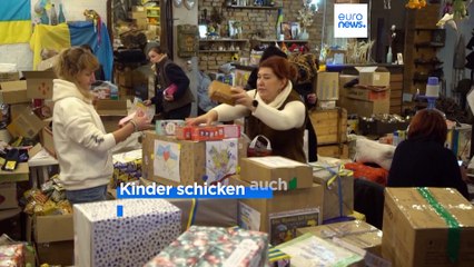 Скачать видео: Ein Lichtblick in Zeiten des Krieges: Freiwillige bringen Geschenke für Soldaten an die Front