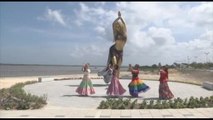 Sinuosa e sensuale, la nuova statua dedicata a Shakira in Colombia