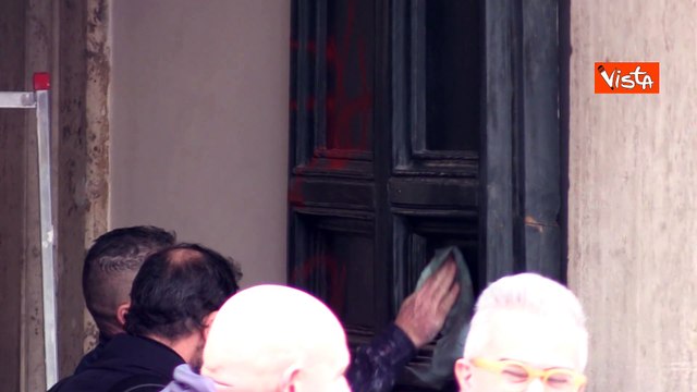 Imbrattato nella notte il portone di Palazzo Chigi, le operazioni di pulizia