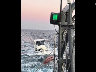 شاهد: بينهم نساء وأطفال.. الجيش اللبناني يُنقذ 54 مهاجراً سورياً كانوا على متن قارب تعرض للغرق