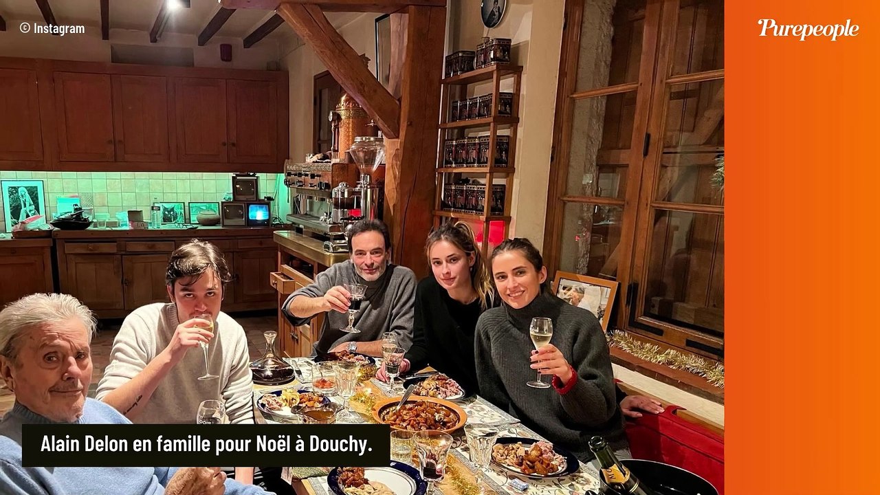 Photos : Alain Delon souriant et en famille pour fêter Noël. Quel plaisir !