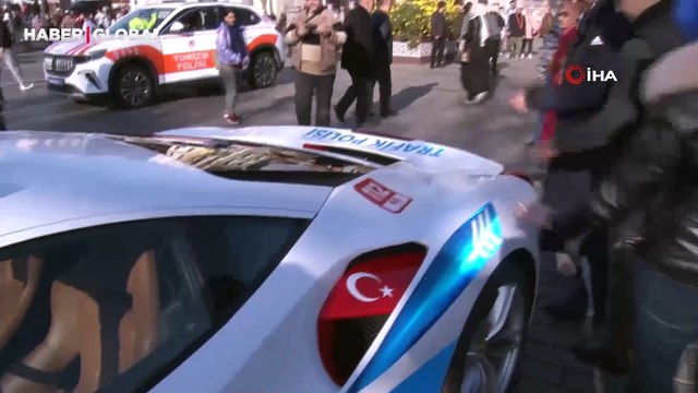 Vatandaşlardan yoğun ilgi: Çeteden ele geçirilen ultra lüks araç polis otosu olarak sergilendi