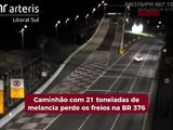 Caminhão com 21 toneladas de melancia perde os freios na BR 376