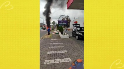 Carro é destruído por incêndio em posto de gasolina de Curitiba