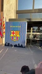 Vitor Roque posa enfrente del escudo del Barça en el Camp Nou / CULEMANÍA