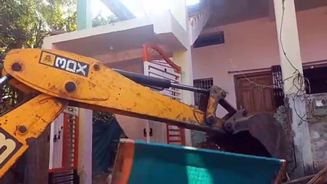 बलात्कार के आरोपी के घरों पर चली जेसीबी
