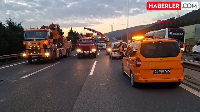 TEM Yolunda TIR'ın Damperi Elektronik Yol Tabelasına Çarptı