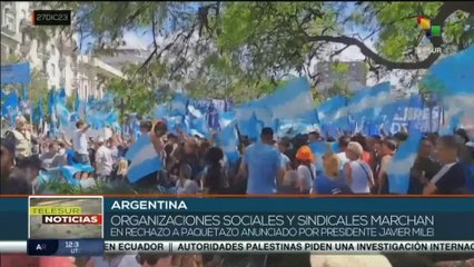 Скачать видео: teleSUR Noticias 27-12 11:30: Argentinos marchan en rechazo a las medidas tomadas por Milei