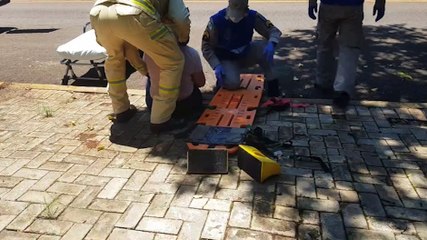 Mulher fica ferida ao cair de moto na Rua da Bandeira