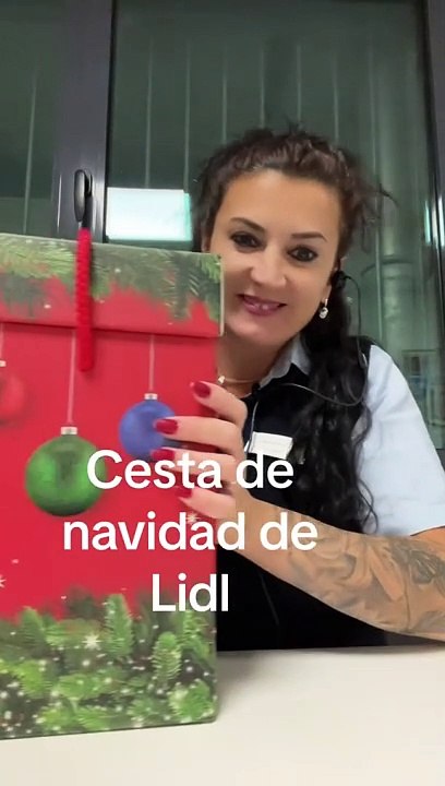 Una empleada de Lidl muestra su cesta de Navidad y se vuelve viral en las redes