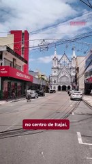 Fios de telefonia caem e interditam trânsito no centro de Itajaí