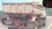 VÍDEO: Menino cai de caminhão e quase é atropelado em estrada movimentada