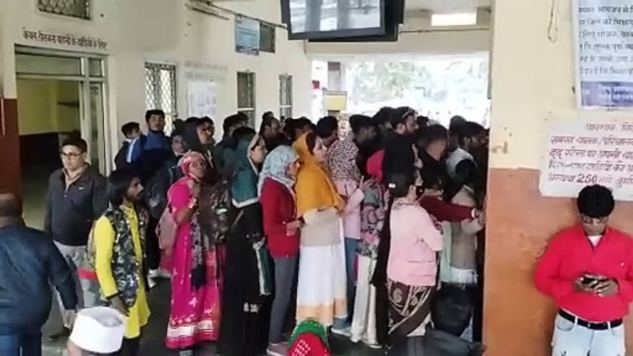 बस स्टैंड पर उमडी भीड़,बसों में यात्री भार बढ़ा