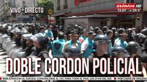 Tensión en la avenida Corrientes: la policía desplaza a los manifestantes