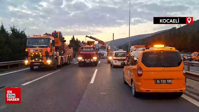 Kocaeli TEM’de tırın açılan damperi tabelaya çarptı