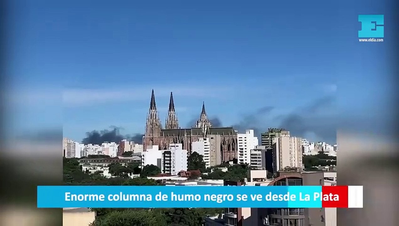Enorme columna de humo negro se ve desde La Plata