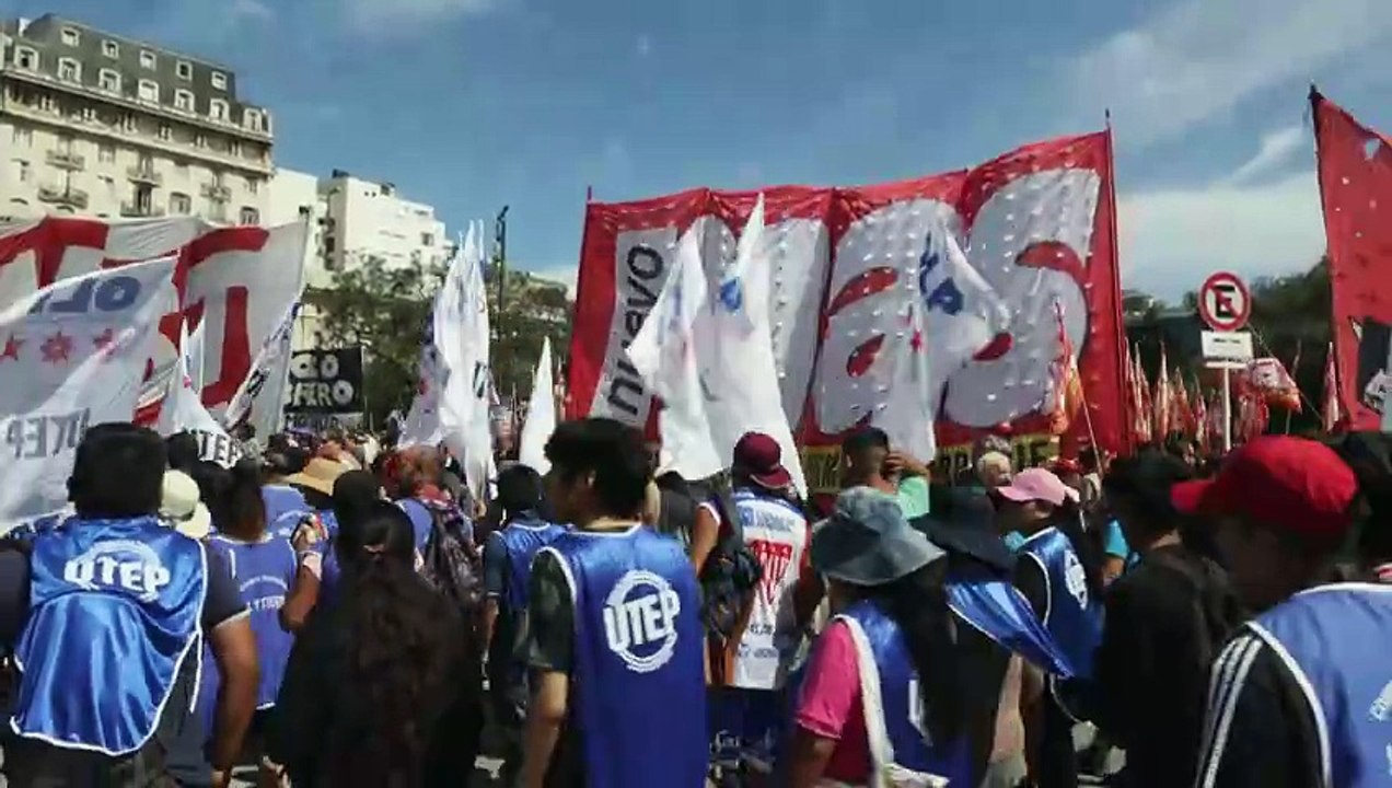 Sindicatos protestan contra el decreto desregulador de Milei en Argentina
