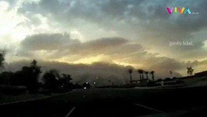 VIDEO Pengemudi Mobil Lintasi Gumpalan Badai Mencekam