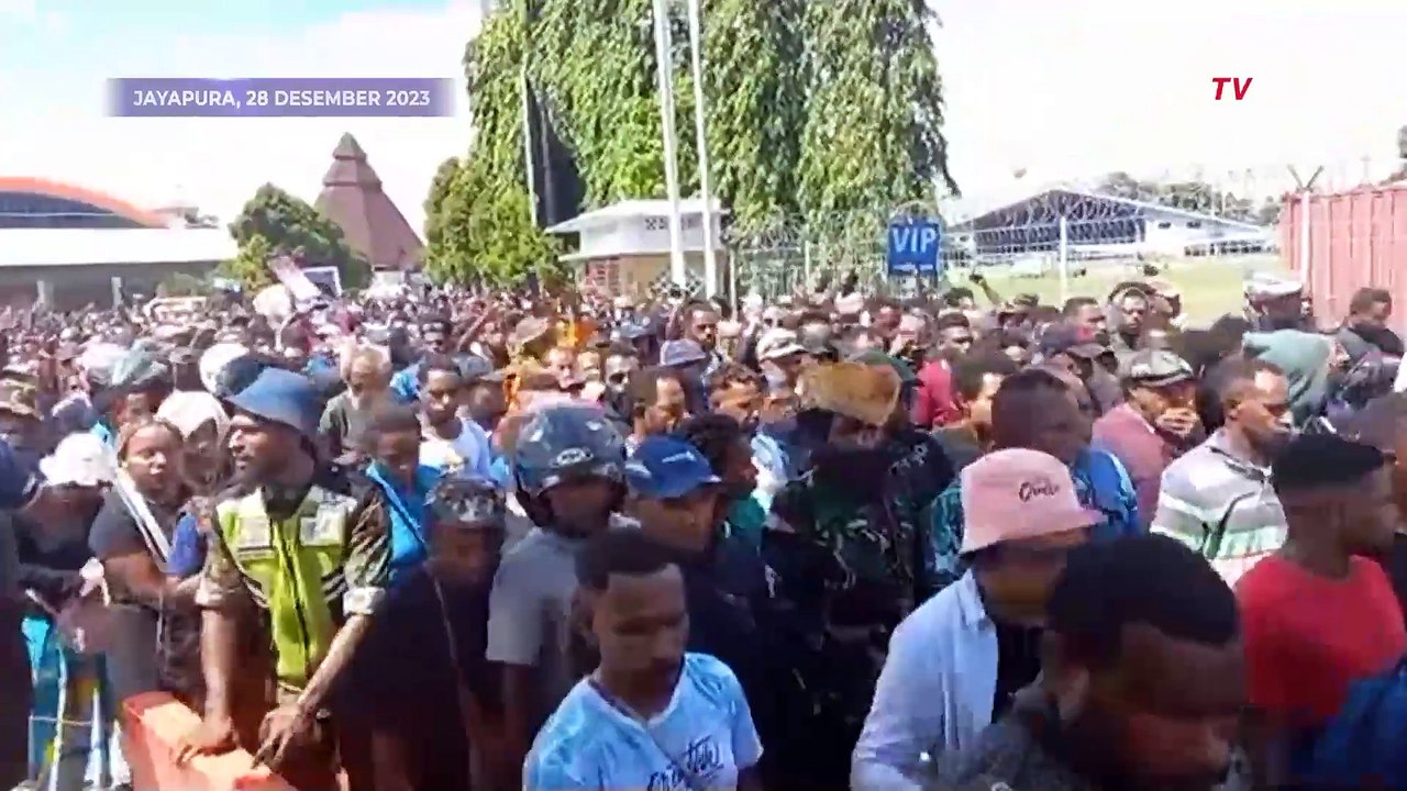 Tiba di Papua, Jenazah Lukas Enembe Diarak Warga Jalan Kaki ke STAKIN Sentani