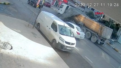 Télécharger la video: Pendik'te hafriyat kamyonu beton saçtı, araçlar zarar gördü