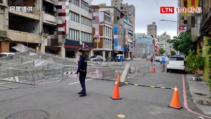 高雄市區驚險鷹架倒塌！貨車與騎士險遭砸中🚧