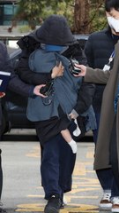 이선균 협박 혐의 20대 여성, 아이 안은 채 법정 출석 👶