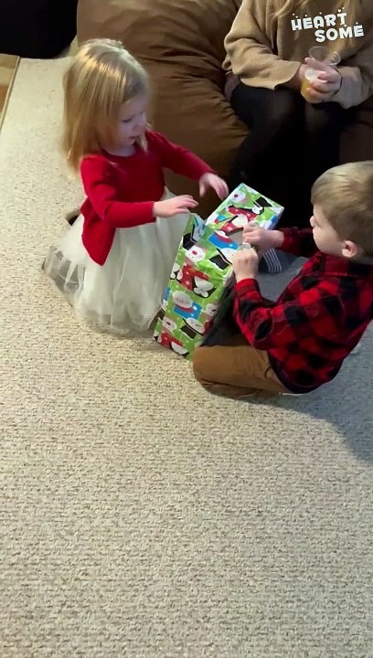 Clever Pregnancy Reveal Melts Hearts! || #heartsome