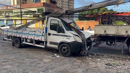 Caminhão com três ocupantes colide em poste na Menino Marcelo