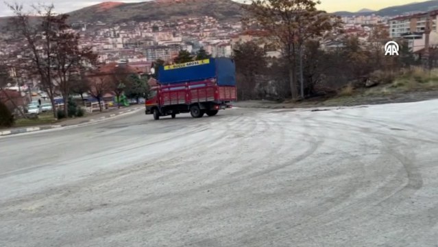 Kayganlaşan yolda sürücüler zor anlar yaşadı