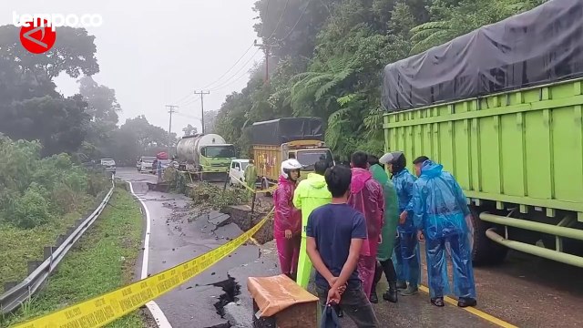 Proses Evakuasi Material Longsor, Jalan Riau-Sumbar Via Pangkalan Ditutup