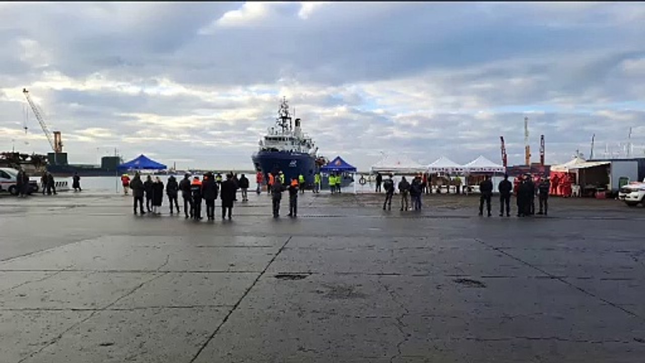 Migranti, la Sea Watch 5 al porto di Marina di Carrara