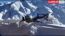 Hakkari'de 4 metre karla mücadele