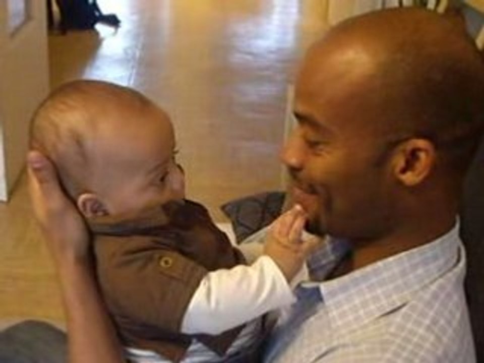 Ebby avec son papa, petit moment de tendresse...