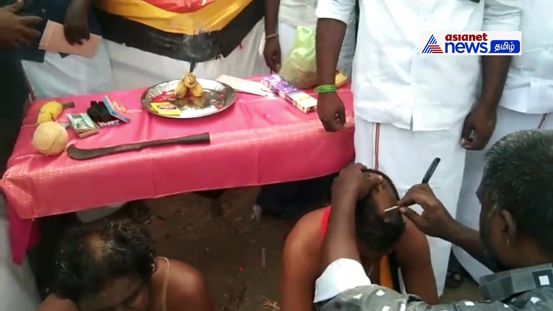 கேப்டன் விஜயகாந்துக்காக மதுரையில் மொட்டையடித்த தொண்டர்கள்