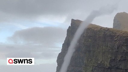 Unglaublicher Moment, in dem das Wasser in einem seltenen Meeresstrudel NACH OBEN fließt