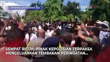 Download Video: Detik-Detik Polisi Keluarkan Tembakan Peringatan, Bubarkan Ricuh Massa Pengantar Jenazah Enembe