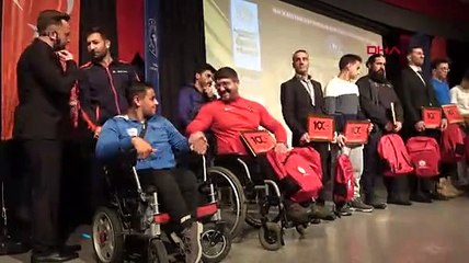Engelli şampiyonlara ödül töreninde merdiven engeli