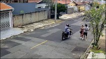 Câmera de segurança flagra casal sendo assaltado no meio da rua em Hortolândia