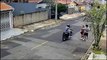 Câmera de segurança flagra casal sendo assaltado no meio da rua em Hortolândia