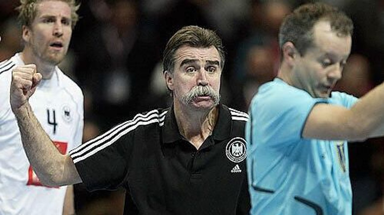 Als Heiner Brand mit erhobener Faust auf die Schiedsrichter zuging