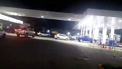 Colas en las estaciones de servicio, previo al incremento.