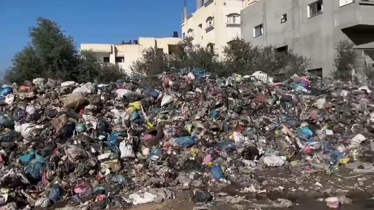 غزة تعاني من أزمة صحية وبيئية جراء تكدس النفايات في أنحاء القطاع