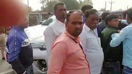 Video Story : सांसद के वाहन का घेराव कर बस व ट्रक चालकों ने सरकार की तानाशाही के विरोध में लगाए नारे