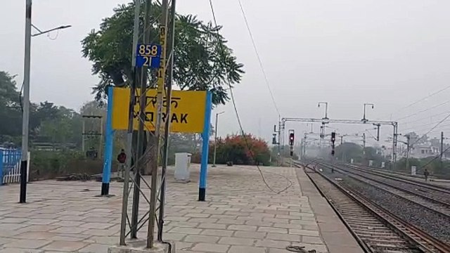 हिसार-मुंबई दुरंतो ने तोड़ी ओवरहेड लाइन, रेल यातायात प्रभावित